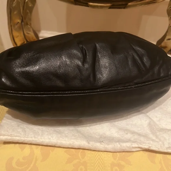 100% Vintage Chanel Clutch with original chain. Can be worn crossbody. - Picture 3 of 14